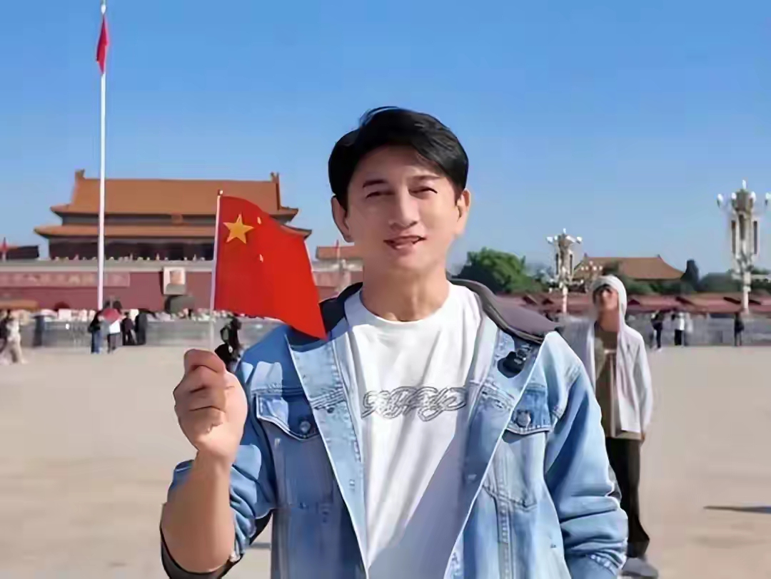 吴奇隆没含糊，转身又做了一件事。
10月3日，就在富邦悍将宣布取消开球的当天，吴奇隆在个人社交账号上发了一段新视频。镜头里，他穿着简单的黑色短袖，站在一间排练室里，背后是一面墙的乐器。他没有提开球风波，没有抱怨，也没有解释“身体不适”到底是怎么回事。
他只是弹了一段吉他，然后对着镜头说了一句：“有些
