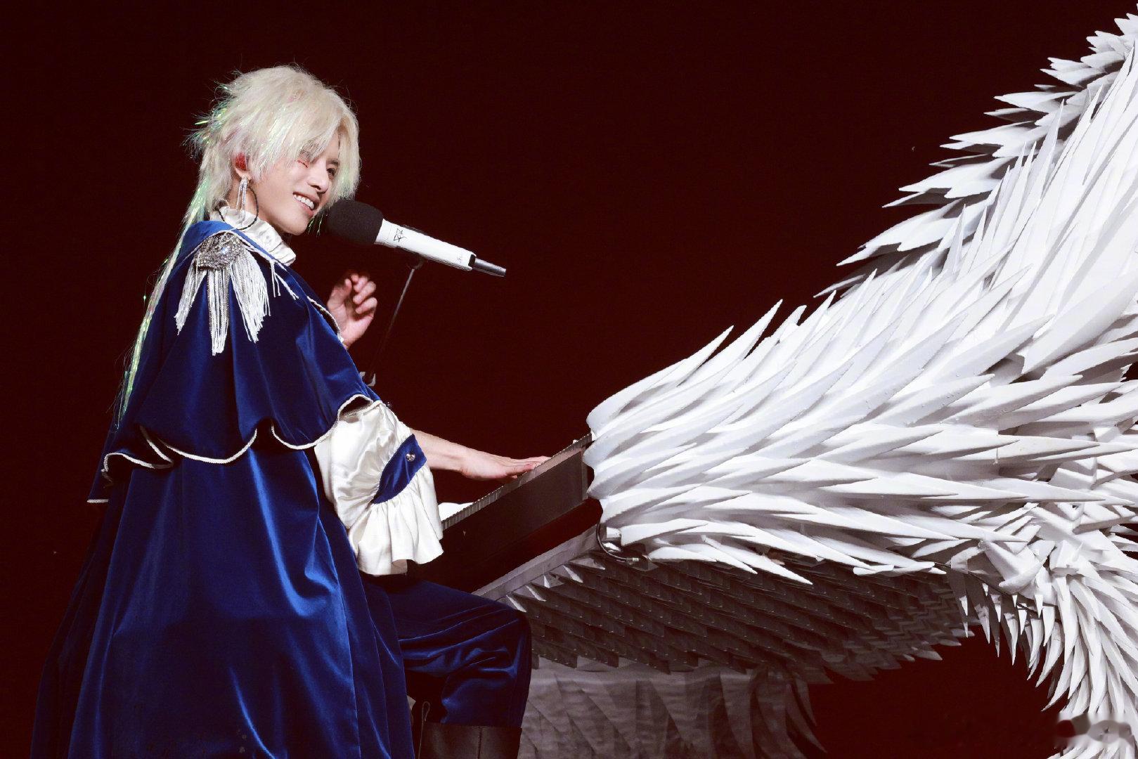 #华晨宇演唱会是科幻纪元吗# 一曲对应一景的舞台效果，各种大型装置轮番亮相，把科幻浪漫实实在在搬到观众眼前啊[舔屏] ​