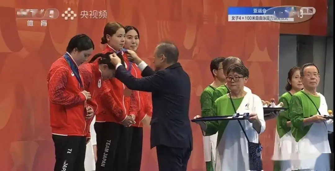 【一个国家的衰落是悄悄地、多方位的】

日本的亚运会我基本没看，偶尔看颁奖，一堆老头、老太太做礼仪。

感叹一句，一个国家衰落就是悄悄地，多方位的、一点点的。

亚运会能不能老头、老太太做礼仪？没有规定不行，要做也行。不过这反映了日本国力不行了，没有了年轻有活力的样子，年轻人对公益活动没有兴趣，甚至