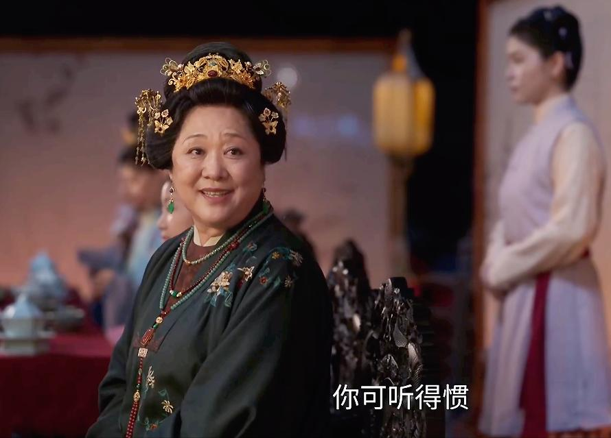 《兰香如故》袁绍辉纳妾后连生两女，袁老夫人活活气死！
袁老夫人病重。咳嗽。气喘。咳到吐血。可她还在逼儿子。
她流着泪，苍白着脸，盯着袁绍辉：“你是非要逼死我才肯答应吗？”
又说：“若我命好，还能在死前看到孙子，也能安心去地下见你父亲。”
这不是抱孙子。这是拿命下注。
袁绍辉只能答：“……我答应！答应