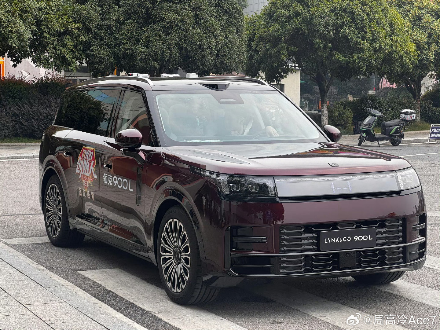 昨天我说图1这车小图像澎程，有人对此提出了反对意见，正当我想反驳的时候，他甩给我了一张图就走了 ​