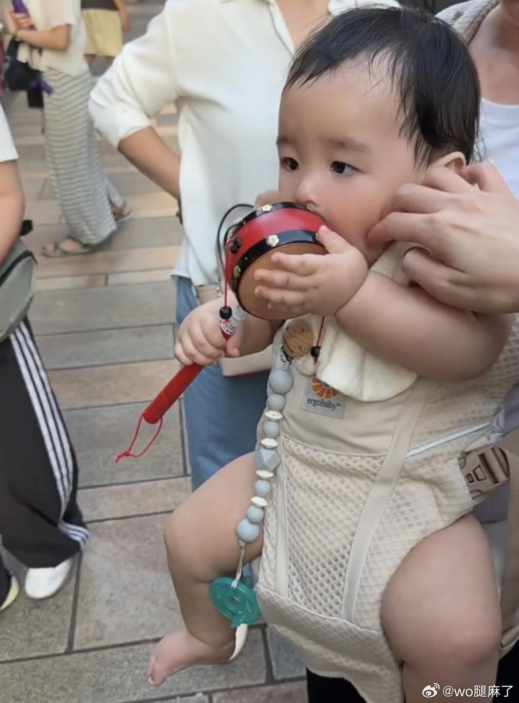马筱梅回娘家逛夜市，儿子汪吉辰坐在腰凳上，肉乎乎超可爱 ​