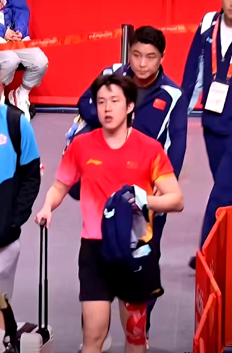 比赛还没开打，邓亚萍就提前给王楚钦捏了一把汗
 

这次对手可是出了名爱摸鞋的阿拉米扬，这人打球路数太怪，场上小动作又多，打法黏得让人受不了，邓亚萍特意提醒王楚钦，碰上这种选手千万得有耐心
 

两人都是左手执拍，阿拉米扬正手根本发不出什么力，全靠反手撑场面，邓亚萍分析得很直白，单靠反手想打出多高级