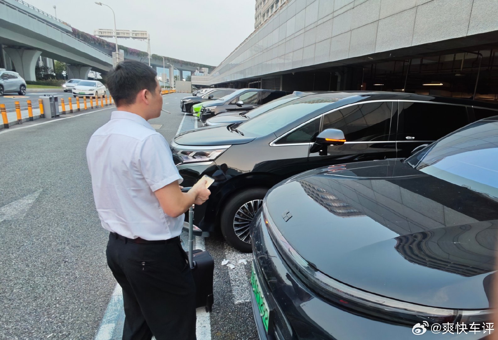 深圳机场的停车位也太窄了
没有「遥控驾驶」根本上不去车[允悲]
到酒店要俩小时[裂开]还好坐的是腾势 D9[doge]
#腾势d9#  ​