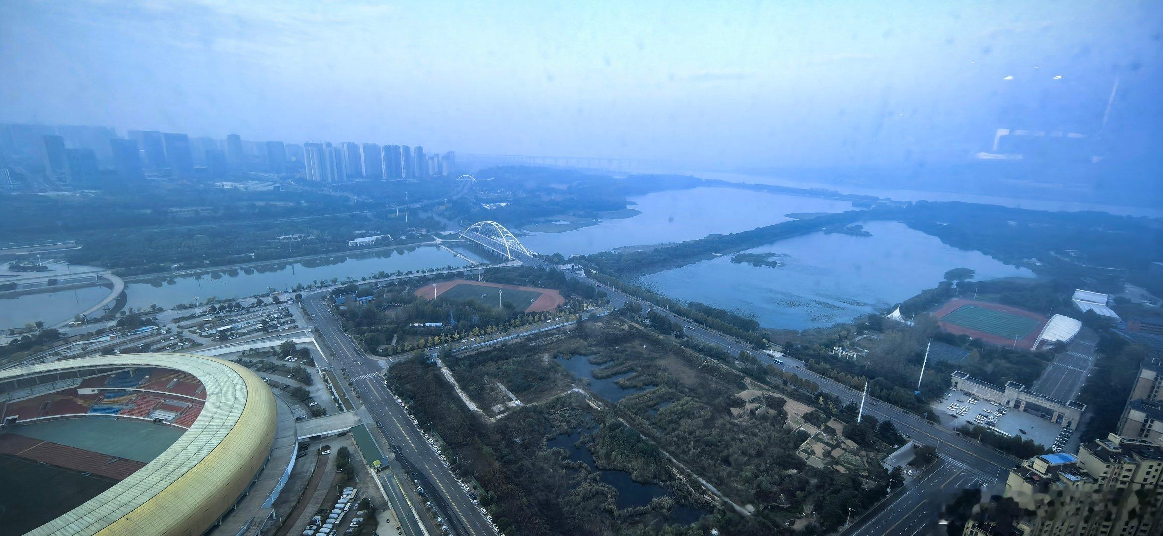 结束一周的河南科普行，去了4个城市，做了6场科普讲座，今天经三门峡回北京。这次在三门峡去了比较偏远的贫困县卢氏县，该县有个文化教育实践基地，是国家支持建设的，建的非常好，让山区的孩子也可以近距离体验最先进的人工智能。 ​