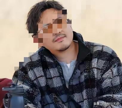 沈腾一开口就是王炸：“我这辈子最恨的两个人，一个是我爸，一个是我妈。”

马丽秒接：“恨他们把你生得太优秀了是吧？”

沈腾顺杆就爬：“太全面、太优秀，连个缺点都挑不出来。基因这东西，咱也左右不了。”

马丽补刀：“主要是基因太强大，没辙！”

沈腾还在陶醉：“我也不想这么优秀，谁让他们把我生得这么