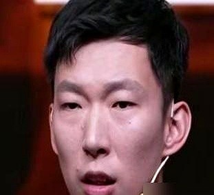 “业务不行架子不小，聊战术就摆资历，指出问题就让你闭嘴。”

周琦这番大实话，直接撕开了国内篮球圈的遮羞布。在海外，教练拿数据说话、训练精确到分钟、错了当场认；到了国内，训练场上居然看谁年纪大、论资排辈。

首钢季前赛虽然拿了三连胜，但周琦因腰伤反复一场没打。李楠说得极现实：老毛病了，只能省着用。