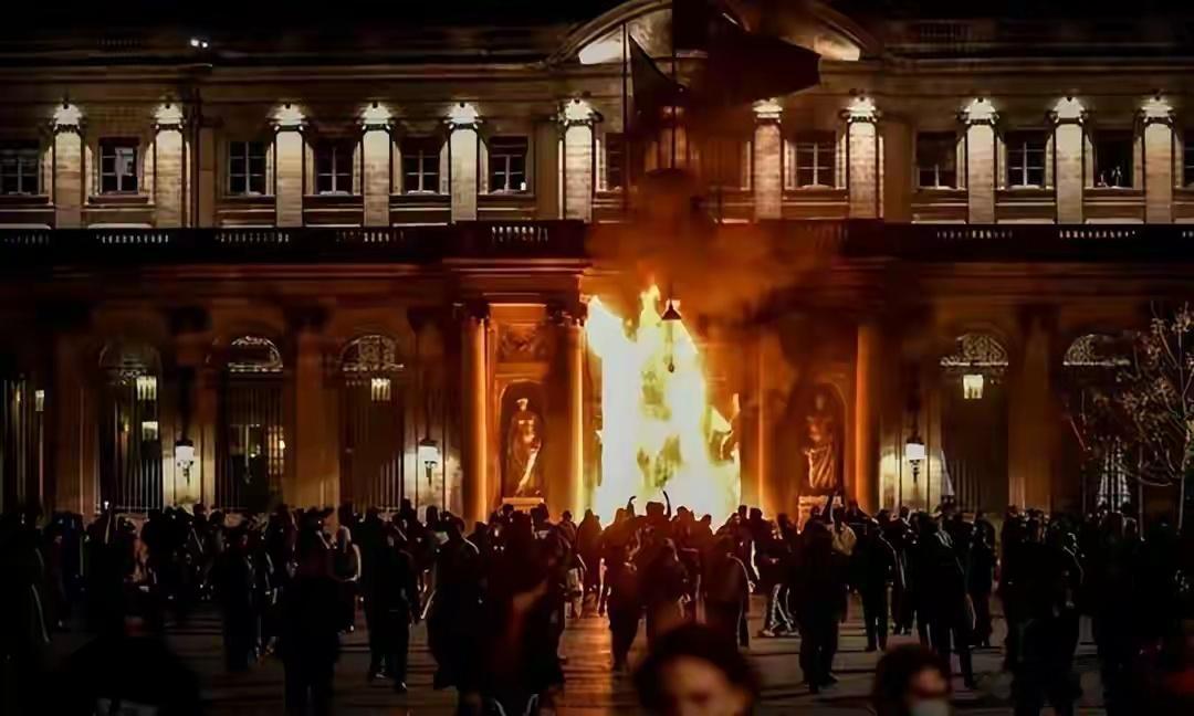 #欧洲多国大规模抗议原因##直击法国街头暴乱现场# 
法国又暴乱了❗️
🇫🇷街头的火，烧的不是福利，是年轻人的绝望。

法国年轻人失业率，20%。今年二季度GDP，0%。国家债务，超过GDP的150%。

政府一边砍2027年预算，一边告诉年轻人：好好读书，未来是你的。

他们走上街头，烧了市政厅，砸了苹果 ​