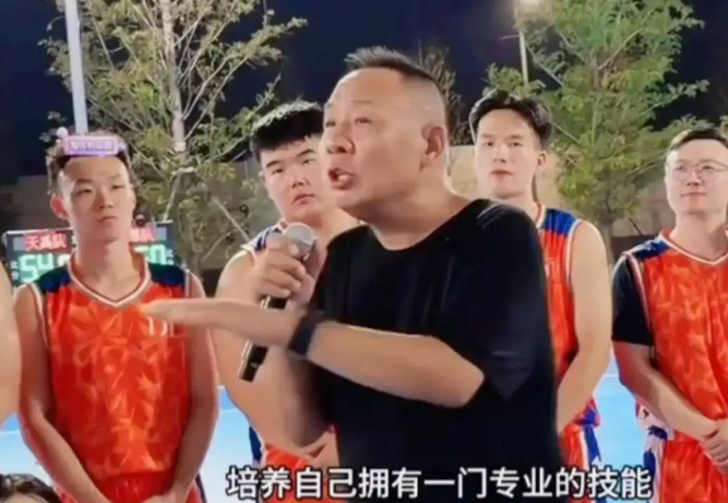于东来一句话，撕开了中国式家庭最不敢碰的伤疤。
 
30%收入给父母和孩子，超过这个比例就是透支自己、溺爱下一代。
 
胖东来创始人站在篮球场边对着员工说这话时，语气平静。
 
但仔细一想，绝大多数普通人的家庭开支，何止三成。这话到底是在劝人爱自己，还是在戳破一个无人敢承认的现实。
 
于东来不是在