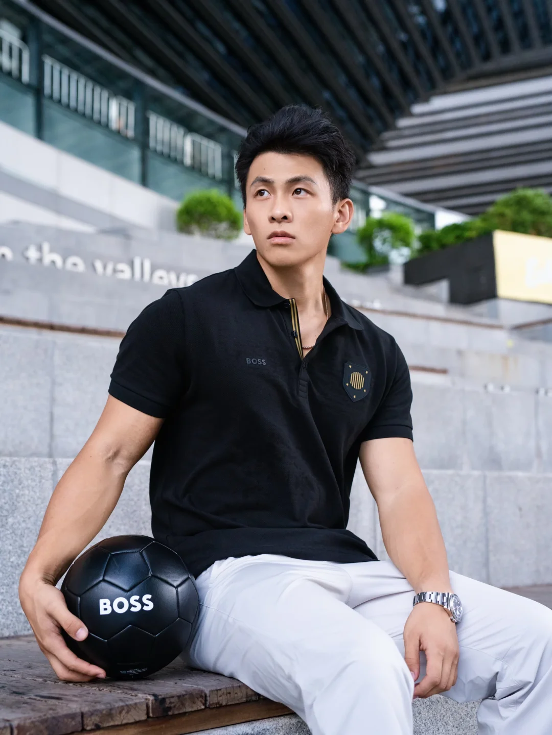都市男的解压方式：揣颗足球逛写字楼⚽