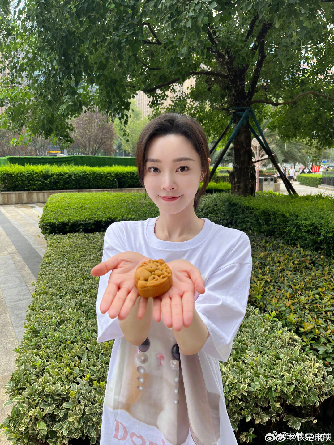 #宋轶[超话]##向全世界安利宋轶# 
  须臾之间，又是一年.
中秋快乐！🥮
​