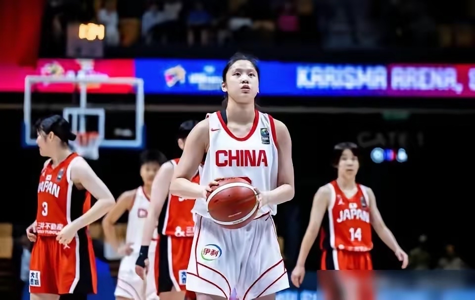 U18女篮大胜菲律宾挺进四强，李沅姗三分球7投5中，命中率达到7成以上，已经彻底找回准星。

本届U18女篮，陈楠指导选拔的这些孩子，不仅球打的好，长得也都很漂亮。

每个球员都很白净，看起来胖乎乎的，动作却很快。相貌也都很大气，一看就是大家闺秀，让球迷看着就赏心悦目。

反观日本队的球员，要么细如
