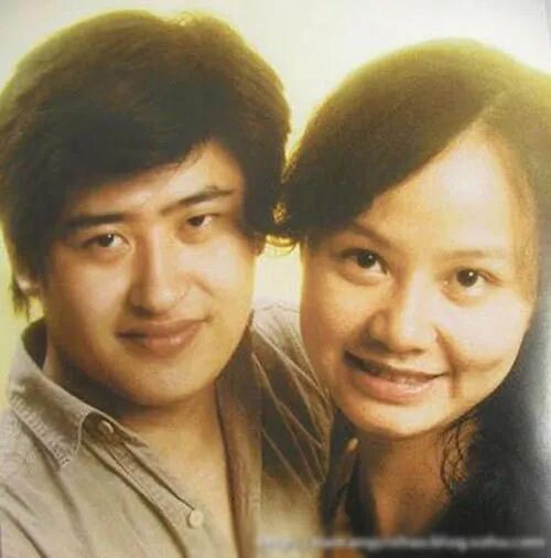 临终传闻、后事图片全是造谣
刘欢妻子辟谣

昨天晚上，有人甩过来一段文字，开头就是“刘欢最后9分钟”，后面洋洋洒洒好几百字，病房、灯光、窗外的梧桐……
细节很多，故事很多。但是，我看着别扭。太顺了，太满，太会戳人了。就像有人拿着纸巾往你的鼻孔里戳：快哭快哭。
我回复：大概率是AI写的。
果然，今天刘