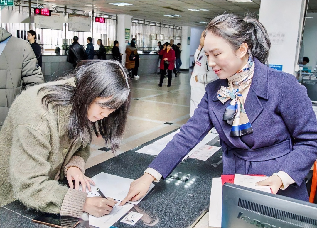 一位有气质的中年女人急匆匆的到银行取钱，卡里只剩 3000 元，银行职...