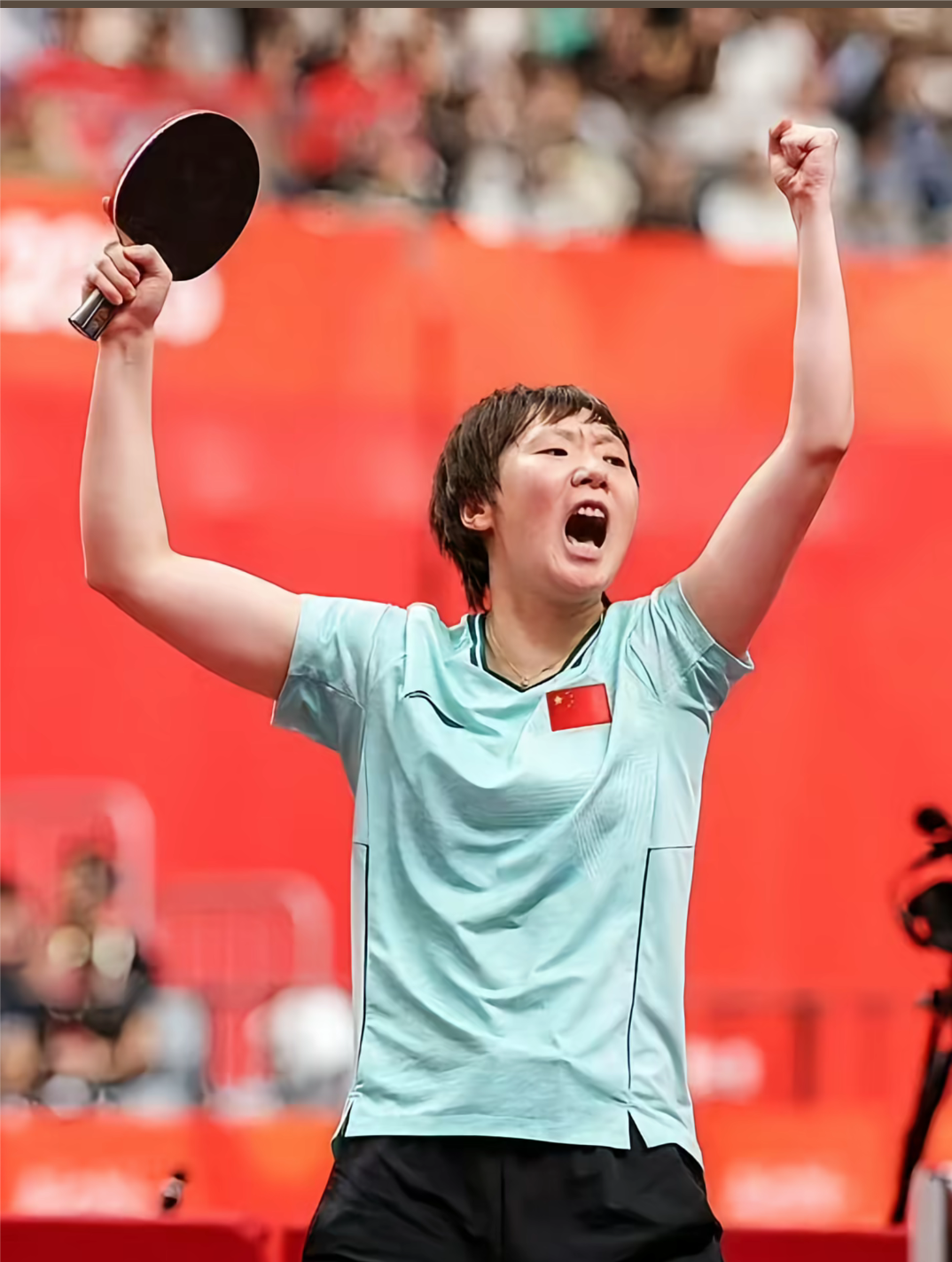 王曼昱女单夺冠：真正厉害的人，从来不是靠“运气”站上巅峰

赛场上的最后一球落地时，很多人第一反应是激动，第二反应却是沉默。因为大家突然发现，那个曾经被外界反复质疑、反复比较、甚至一度被贴上“状态不稳”标签的王曼昱，已经悄悄完成了属于自己的蜕变。她没有高调喊话，也没有制造话题热搜，而是用一场场硬仗，