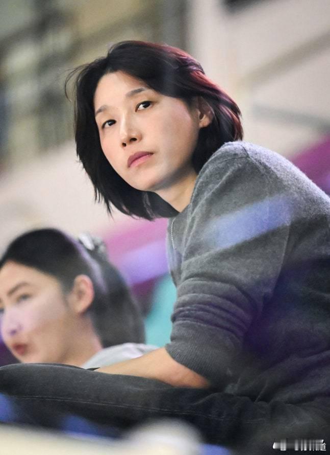 #国际排坛动态##韩国女排#韩国女排历史上首次连续两届亚运会无缘奖牌，韩媒总结的时候又把金哥拿出来说事儿了…… 
韩国媒体在赛后直言不讳地指出，韩国女排正面临着残酷的现实。在半决赛和铜牌争夺战中，韩国队连续两场遭遇0-3完败，面对亚洲宿敌日本队，韩国女排已经遭遇了惊人的7连败，且全部为0-3 ​