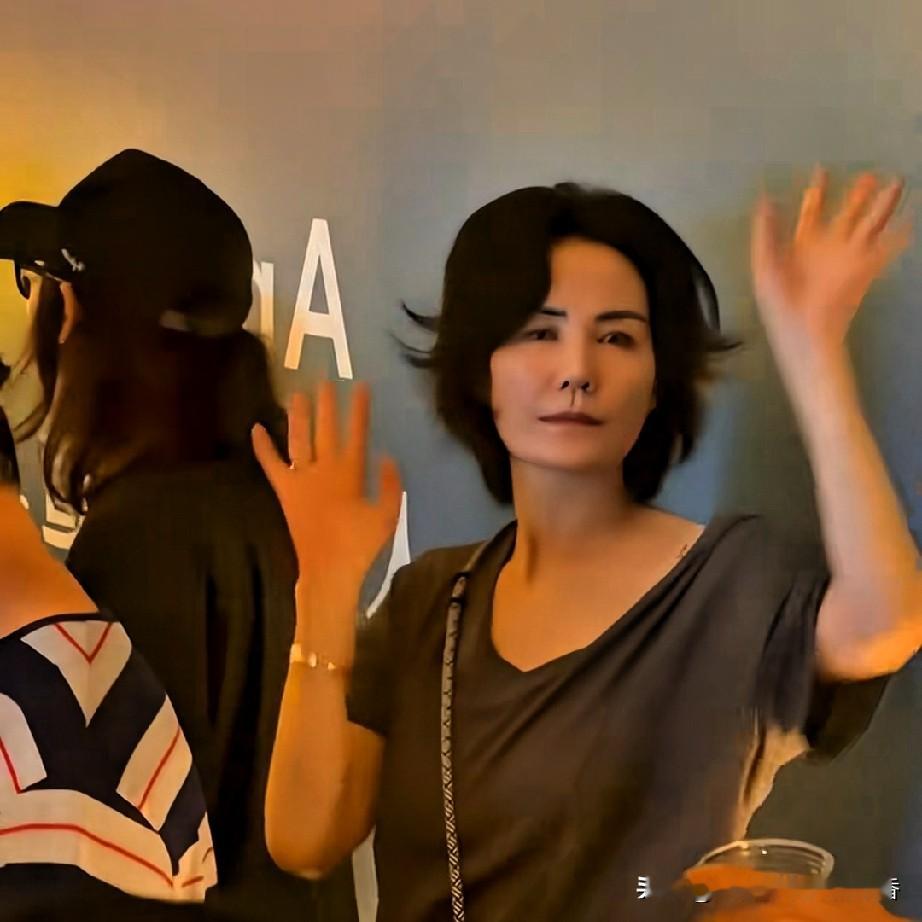 在窦靖童的演唱会上，站在台下的王菲看到有许多人拍自己，就指着舞台引导大家拍台上的女儿，但是观众并不买她的帐，都举着手机一个劲的在拍她，搞的王菲也没有办法，捂着头表示真的无语了。
    有人吐槽王菲这两年断崖式的衰老，但是我觉得还好呀，快60岁的人了，依然皮肤紧致白皙，身材也没有发胖，这个状态已经非