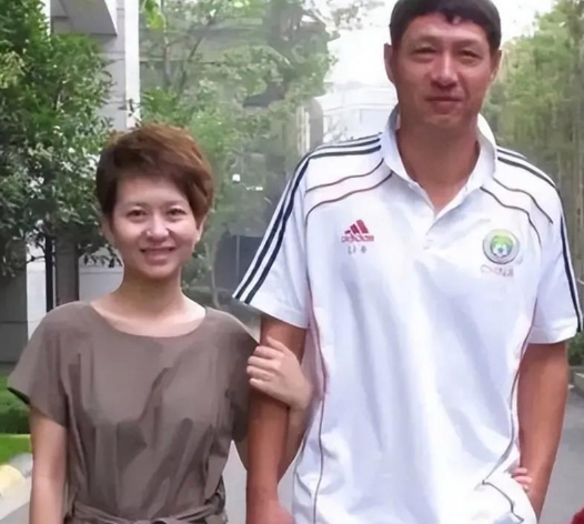 2002年，前国足名将黎兵与空姐妻子梁爽在成都协议离婚。为了能快速斩断情丝，他甘