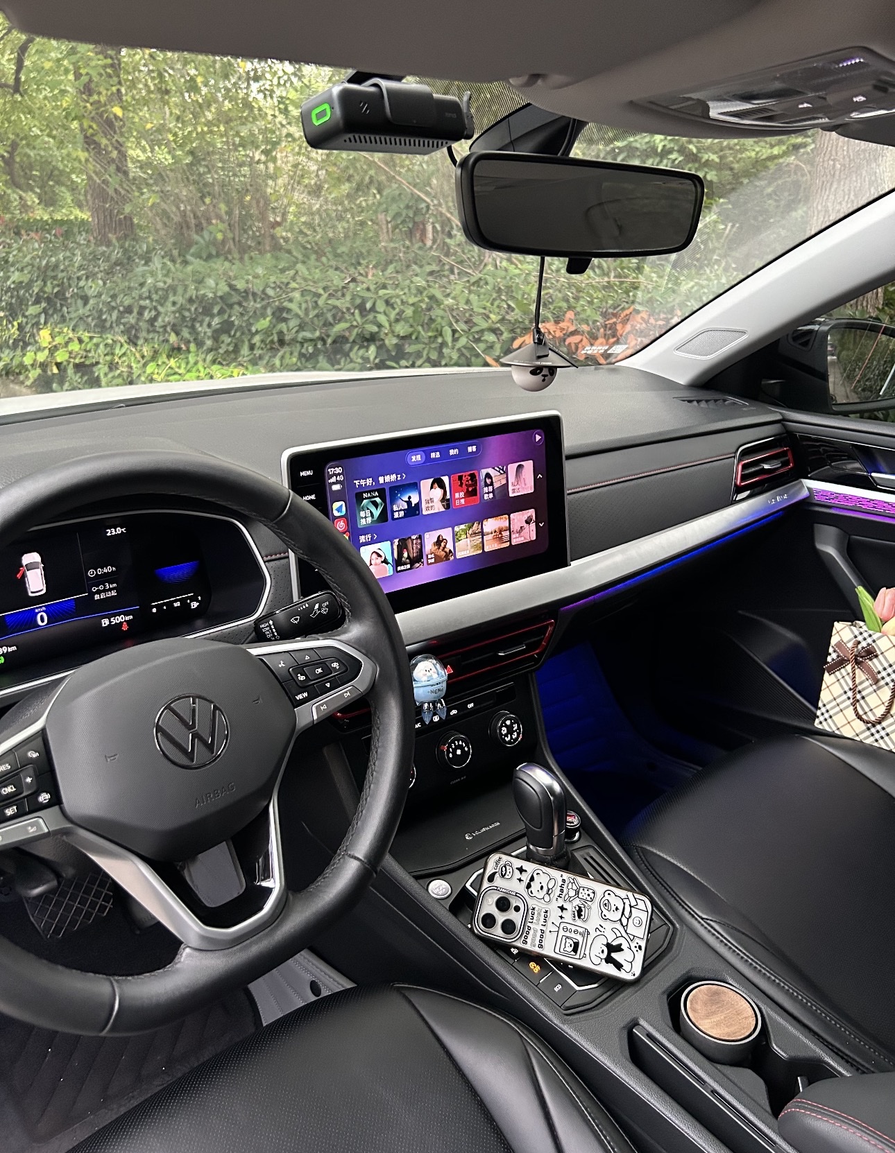 明年买车，我劝你先别急着跟风选电车

我表弟上个月提了辆电车，落地不到十万，回来跟我显摆，说一公里几分钱。我没泼他冷水，就问了一句：你过年回老家那趟，打算咋办。他愣了一下，说路上充呗。

我说你算算，六百公里路，平时六个钟头，节假日堵一堵，八个小时打底。电车上了高速，续航打折，你中间至少充两回。服务