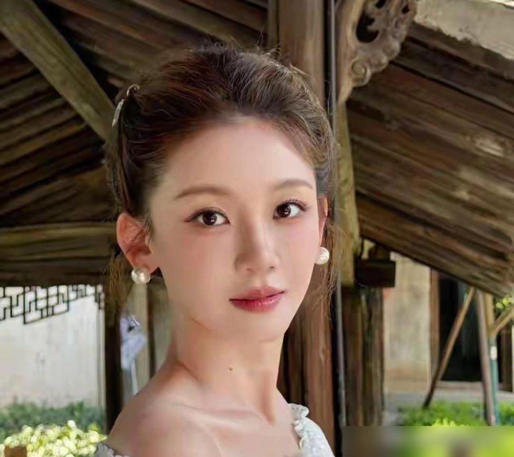 苗苗四年生仨，家里带娃的全是丈母娘和小姨子，郑恺该录节目录节目，该打网球打网球。
最近这俩人的Vlog流出来，在加拿大租房陪孩子上夏令营，镜头里忙前忙后的还是女方娘家那一摊人。郑恺呢，九月刚发了挥拍的动态，十月新综艺《一路向海的少年》又上线了。
四年三胎，老婆和娘家把育儿那摊事全兜了底。他这边工