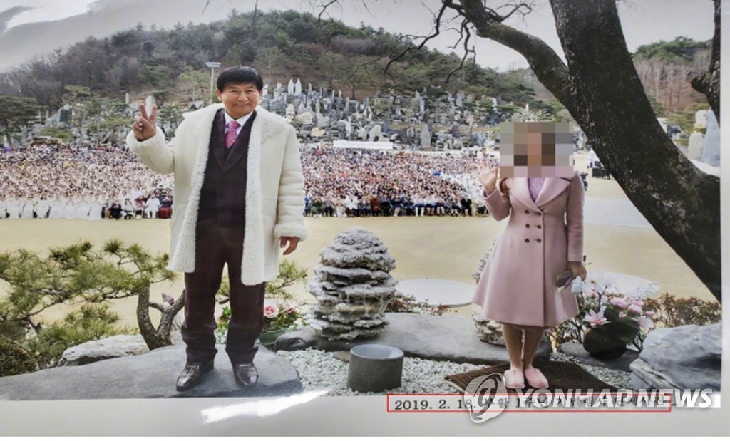 【韩宗教组织JMS领袖性暴力案一审获刑33年】（韩联社）#海外新鲜事##热点现场# 

韩联社大田10月19日电 韩国基督教福音传教会（统称JMS）总裁郑明锡涉嫌对女信徒实施精神控制并性暴力案一审19日宣判，被告人郑明锡（81岁）被判刑33年。

大田地方法院刑事审判第11庭当天就上述案件进行宣判，判处郑明锡 ​