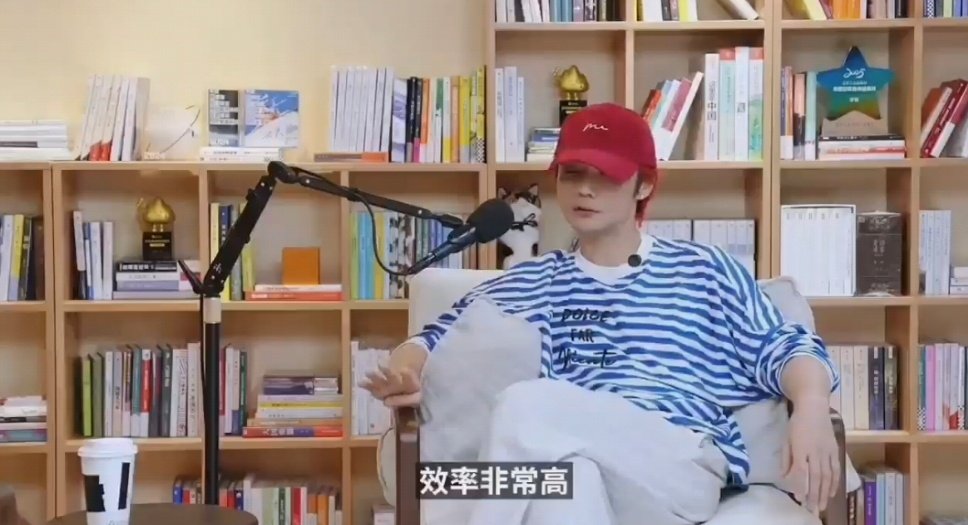 #李荣浩说AI是一瓶很好的罐头##李荣浩说AI在速度上达到了顶尖#
不排斥工具，但不盲从AI创作✨面对杨天真提问，李荣浩表明态度：不会用AI完成创作。AI擅长合理，音乐擅长动情，算法可以辅助，不能取代人心表达。 ​