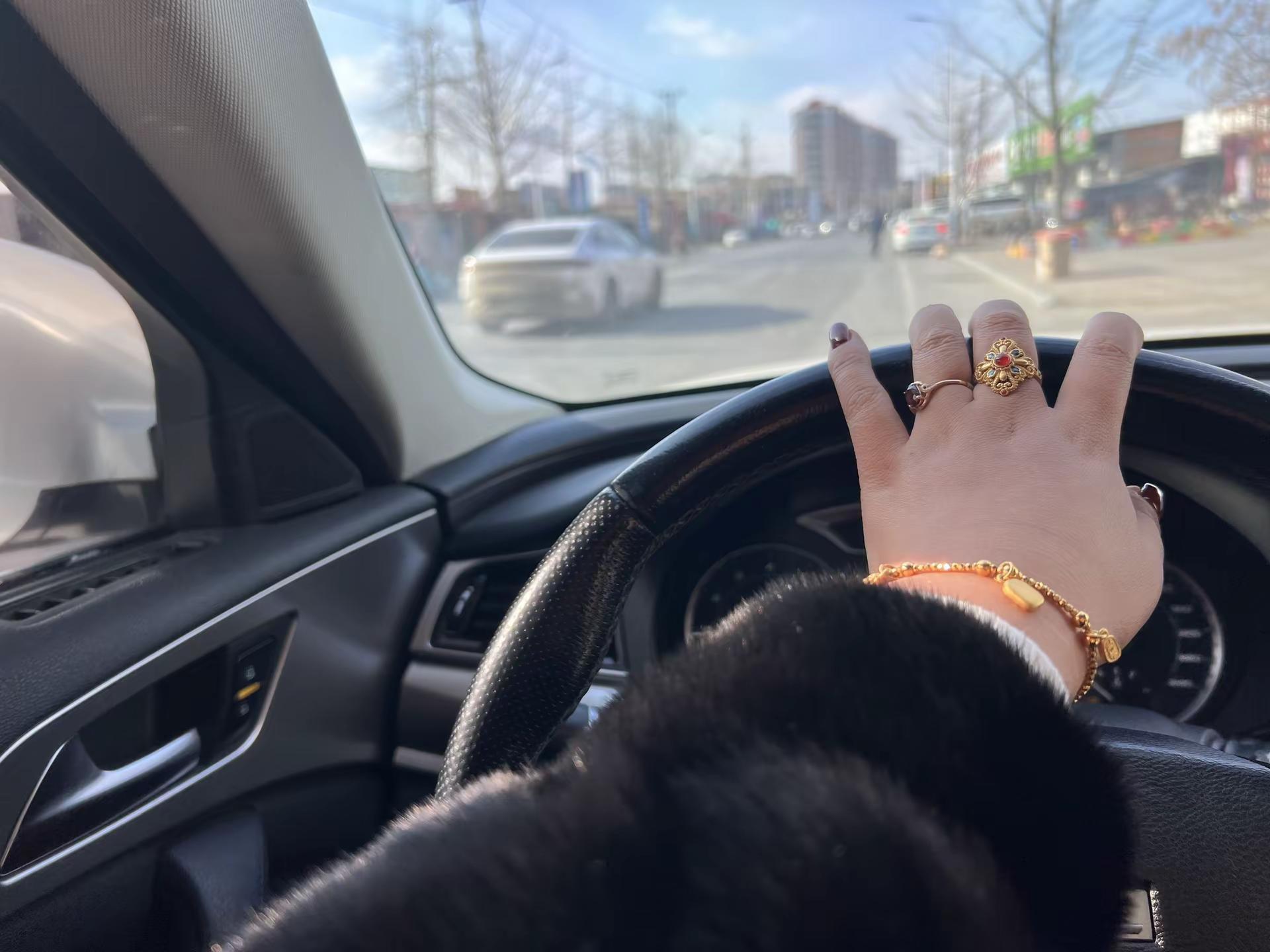 成熟女人的三大标志，穿貂皮，戴黄金，听凤凰传奇，😅😅😅