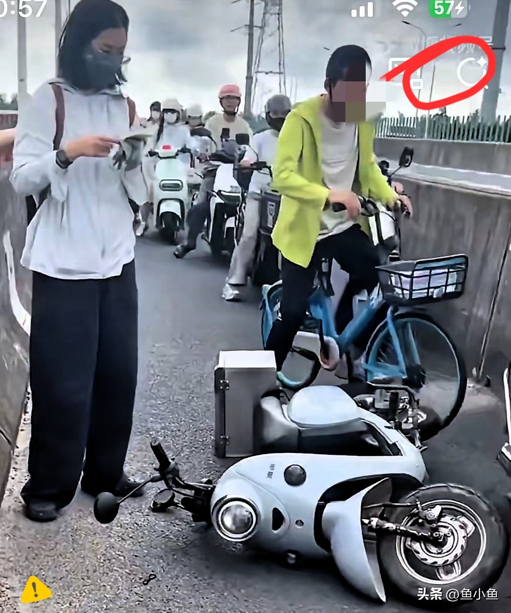 追尾摔倒反让好心人“滚”？这脑回路绝了！

上海街头，一女子骑电动车追尾前车摔倒。好心男子停车问要不要报警，结果女子不道歉，反而掏出手机戳了半天，最后硬憋出两个字：“滚吧！”

网友神评论：“这是在等你走，好报警说你肇事逃逸？”其实真相大概率是：她低头查了一下追尾责任，发现是自己全责，拉不下脸认错，