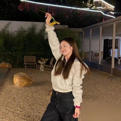 23岁女儿被停掉零花钱，搬出别墅独居，亲妈直播间哭诉她不帮家里看面馆。
晋妈亲口承认，网传的别墅、面馆根本没过户，百万粉丝账号的管理权和收益，全攥在儿子崔晋手里。女儿李勒优出镜干活，账号掉粉两万，亲妈掉粉四万一。
面馆里顶替她接待粉丝的，换成了新认的干女儿“维维”。
李勒优只回了一句“接受一切