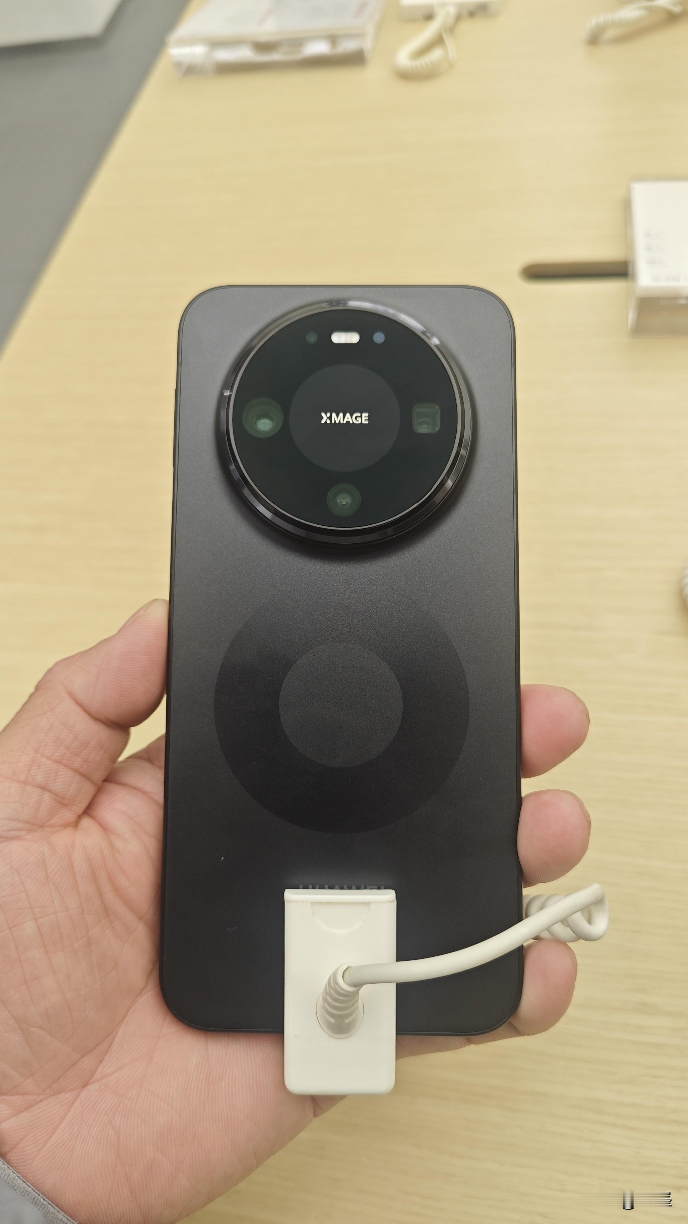 入体验店试了下，华为这Mate 80的握感确实赞，比70air强，宽度...