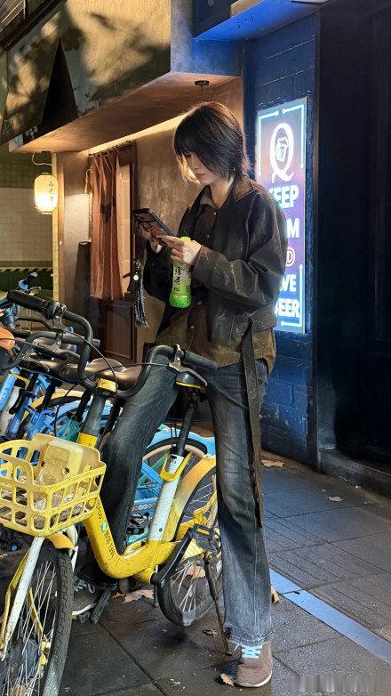 我这辈子是体会不到人在衣中晃，共享单车座头子拔到最高脚丫子点地都绰绰有余的感觉了[苦涩][苦涩][苦涩] ​