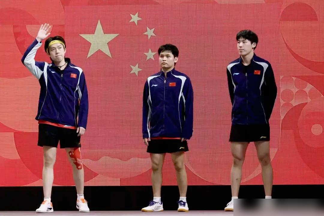 2比3输给日本队，36年来第一次没拿到亚运会男团金牌。
说实话第一反应是，这比分咋能打成这样。看报道里说王皓把王楚钦放一单，温瑞博打二单，林诗栋三单，结果王楚钦第一盘3比2翻了松岛辉空，第三盘林诗栋3比1赢了户上隼辅，但中间温瑞博1比3输张本智和，第四盘王楚钦0比3又被张本带走，决胜盘温瑞博1比3输