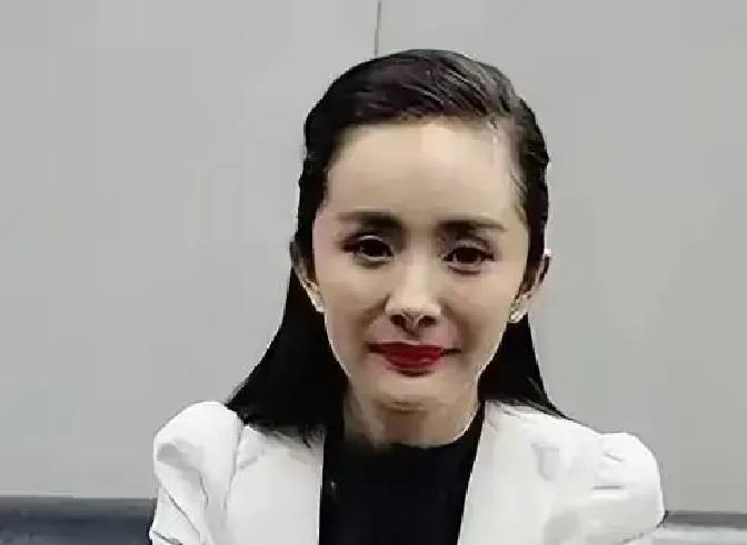 最近杨幂一组没修过的生图流出来，好多人在讨论她眼窝凹陷、法令纹明显，说她一下子变老了。

这反差确实刺眼。前脚工作室还发着精修图，夸她皮肤白得发光、紧致得像瓷娃娃，后脚现场生图就曝光了。博主没给磨皮美颜，镜头怼脸拍，眼周松弛、眼纹多，脸颊凹陷，整体面部走势往下走。

有人调侃说眼霜不咋有用，这话扎心
