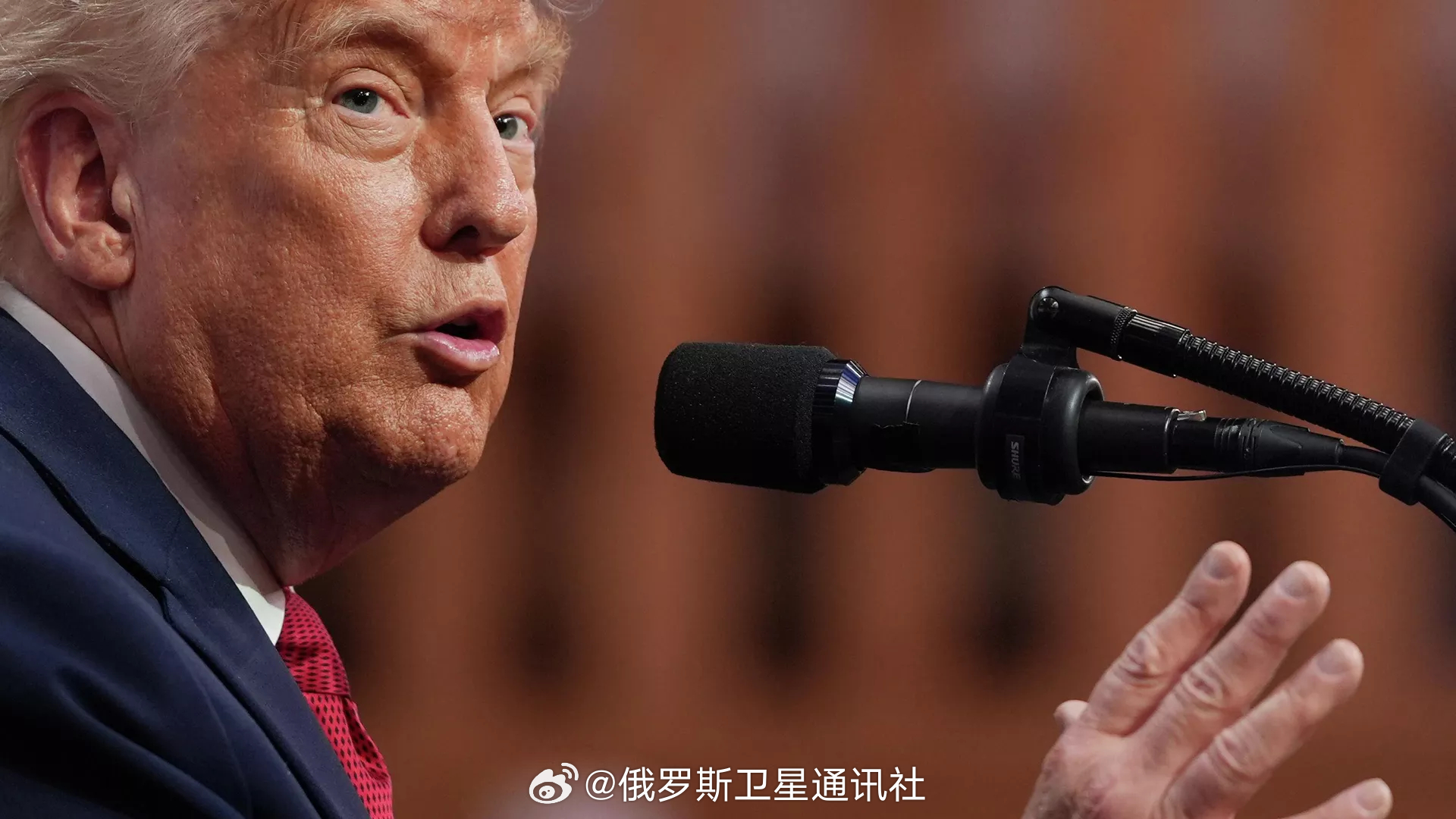 【#特朗普称金正恩回应其对话请求#】据西方媒体援引匿名美国官员的话报道，美国总统唐纳德·特朗普私下讨论了在下次亚洲之行期间与朝鲜领导人金正恩举行私人会晤的可能性。此次亚洲之行可能安排在11月。#特朗普称金正恩对他非常尊重# 特朗普此前曾表示，朝鲜领导人金正恩已回应了他提出的两国对话呼吁， ​