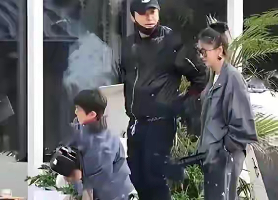 佟丽娅受访自爆家事，离婚五年儿子不知情




近日，佟丽娅访谈中透露的育儿相关细节，登上各大平台热搜，引发大范围讨论。

父母的育儿选择有其苦衷
佟丽娅与陈思诚离婚五年来，始终以育儿合伙人的身份配合，在孩子面前维持和睦的相处状态，尽可能降低婚姻变动对孩子童年的冲击，这份做父母的考量，外人很难完全共