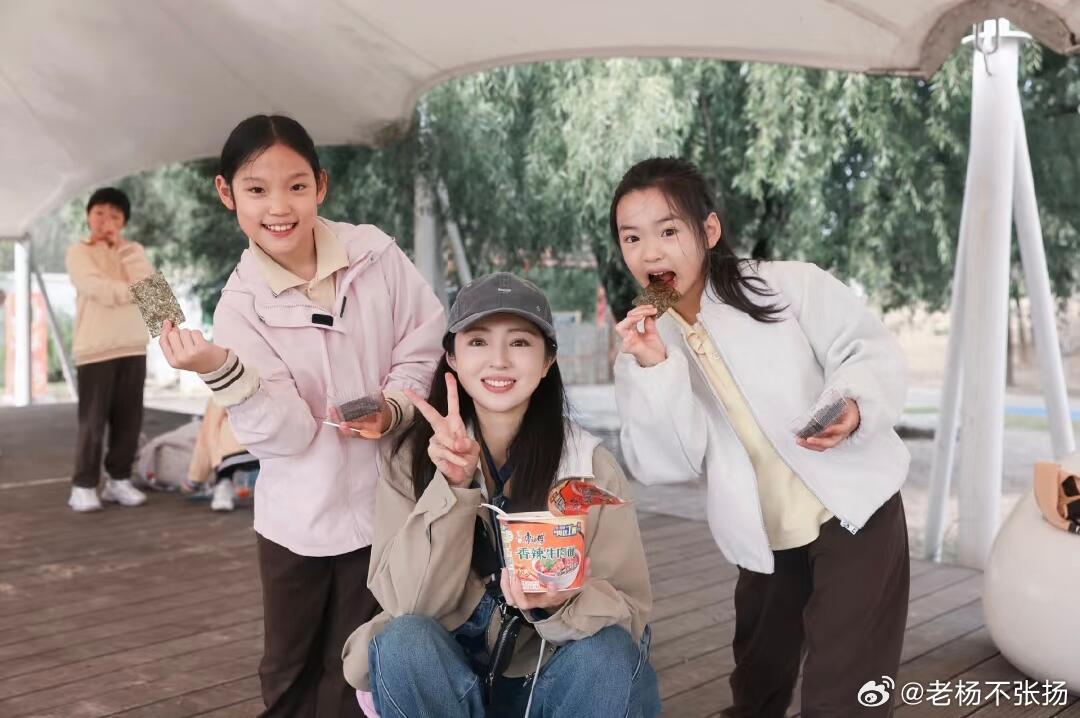 #小酒窝捐的旧衣服都是新的# 
这应该是为数不多继承妈妈颜值的星二代了吧
完全跟董璇一个模子刻出来的 ​