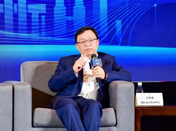 你绝对想不到，身家千亿的比亚迪创始人王传福，如今依然坚持每周雷打不动做一件事：拎着水果零食，溜达着去隔壁别墅，找嫂子吃饭！

主要信源：（人民网——王传福：亲情铸就的“中国首富”）

王传福是比亚迪创始人，1966年生于安徽无为县一个普通木匠家庭，家里有八个孩子。

他现在身家上千亿，是中国新能源汽