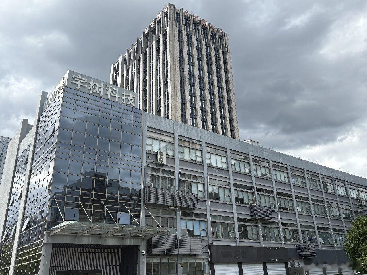 【宇树员工：#宇树所有宣传片都要经过王兴兴#】据《财经》报道，在宇树员工眼里，王兴兴的个人特质非常明显：沟通方式相对直接严厉；要求员工不对外透露宇树的消息；专注产品，时常跟一线员工讨论产品细节，包括一颗螺丝钉的长度；非常在意成本控制，每一分钱都要花在刀刃上；

宇树员工罗兰（化名）告 ​