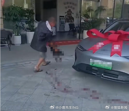 #当地回应男子杀黑狗祭新车# 
一条狗被杀了，一个荒唐的“祭车”闹剧被报道了，然后呢？
除了让人生理不适，又能解决什么问题呢？我们又能怎么样呢？ ​