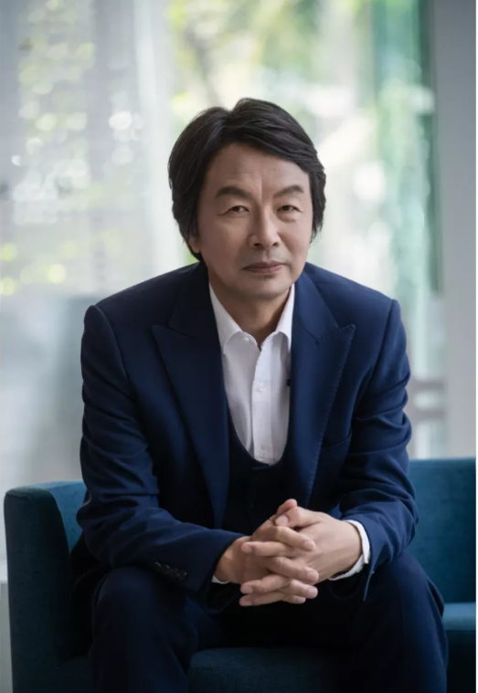 刘震云说： “四大名著，全是人情世故。 水浒传讲的，全是如何送礼； 红...