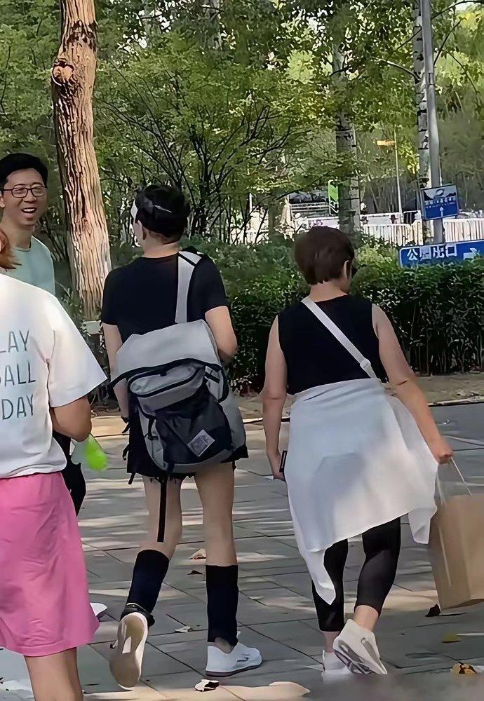 66岁，这腿这腰，谁信啊。宋丹丹跟李静在朝阳公园晨跑，被路人拍了个正着 ​