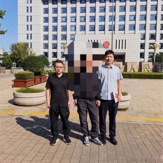 《山东淄博男子捉奸收情夫2.5万元被判敲诈勒索，再审改判无罪；当事人申请423万元国家赔偿已立案》据了解，山东淄博男子路某某捉奸后，收受前妻情夫2.5万元补偿金被控敲诈勒索，服刑6个月后，经法院再审改判无罪。 ​
