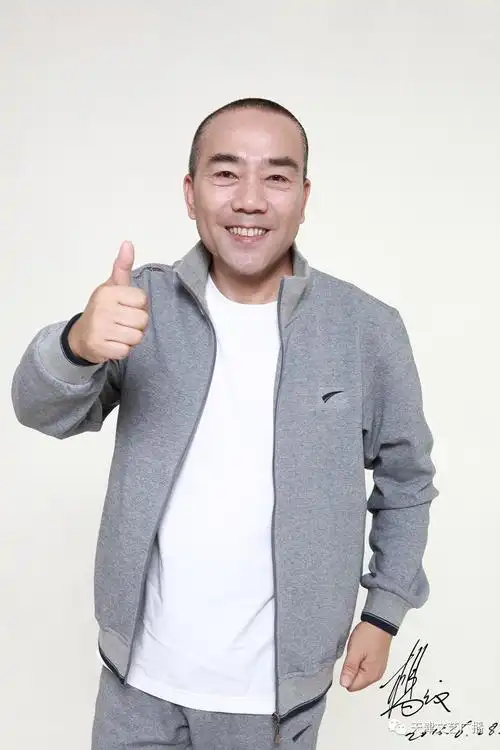 10月25日晚间，天津杨光相声社营业性演出过程中，一段演员杨议与台下观众发生争执的视频在网络流传。视频显示，演出进行中，有观众多次高喊“杨老五”，杨议起初笑着回应，随后情绪激动，当场回怼“你是什么东西，滚一边去”，要求涉事观众向全场道歉，还一度声称要报警将人带走，双方在台上僵持数分钟，经旁边观众劝解