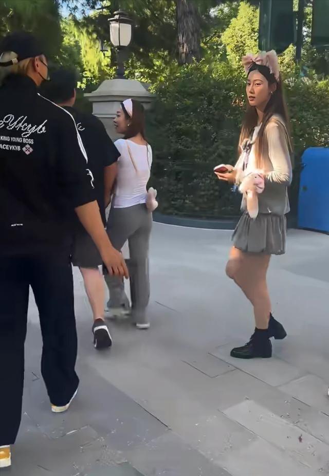 黄子韬徐艺洋同游迪士尼，低调得就像普通小情侣，甜得路人忍不住多看几眼 ​