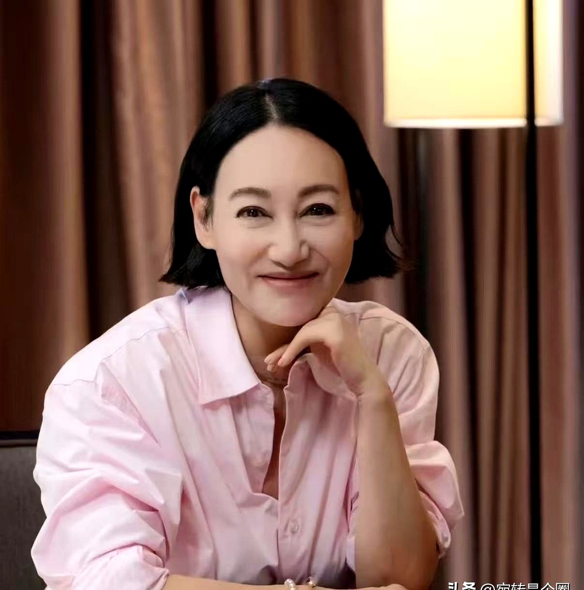 影后惠英红蹲在路边，指着自己对一个哭鼻子的学生说，奶奶这辈子都没读过书。

这孩子因为考试没拿满分正抹眼泪。惠英红没端架子，直接把奶奶这顶帽子扣自己头上，三两句就把孩子逗宽了心。

放眼圈子里，多少人死磕少女感，听见句阿姨能把脸拉到地上。她倒好，从当年拳拳到肉的打女，硬是把自己揉进了岁月的褶子里，接