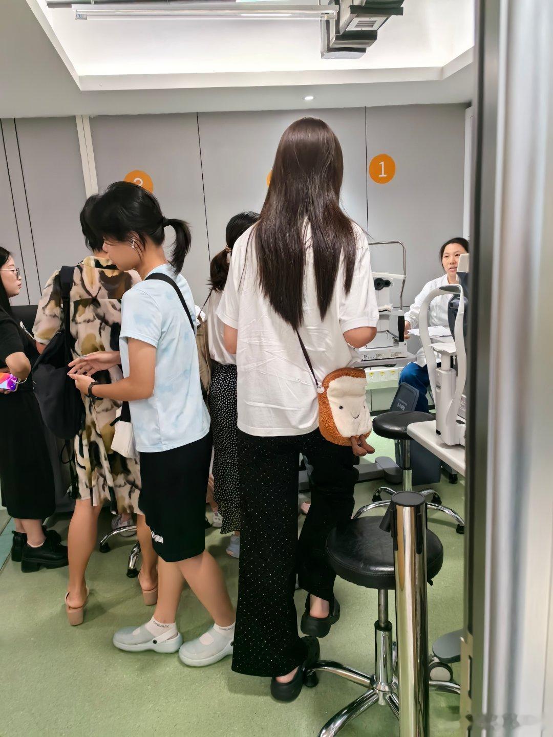 今天去中山眼科复查眼睛了，每半年去一次。去区庄办事的时候不多，我就总提...