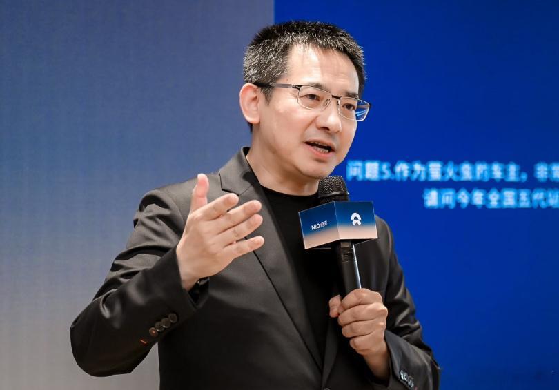 蔚来总裁秦力洪分享乐道品牌后续发展方向:

目前乐道累计做到20万台规模，今年上半年成交均价来到24万+。

这个价位，只比奥迪低1万，甚至高于沃尔沃、凯迪拉克不少车型。

很多人惯性认为乐道就是蔚来的廉价缩减版，这个认知其实不太对。

乐道的对手，是传统二线豪华品牌，借着新能源的浪潮去抢这块 ​