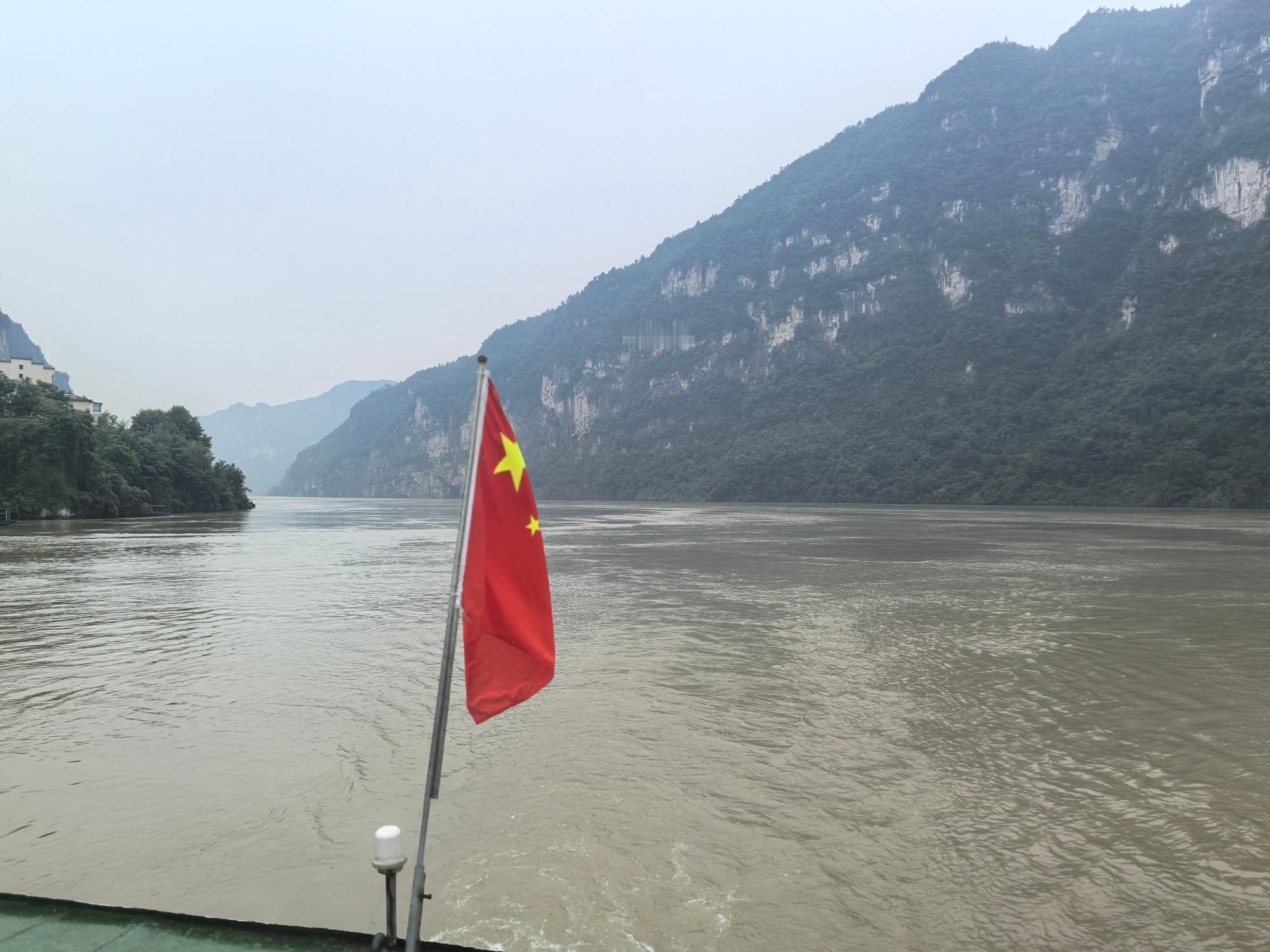 参加活动，乘船穿行于三峡人家景区之中，第一个看到的点位却和风光无关，而...