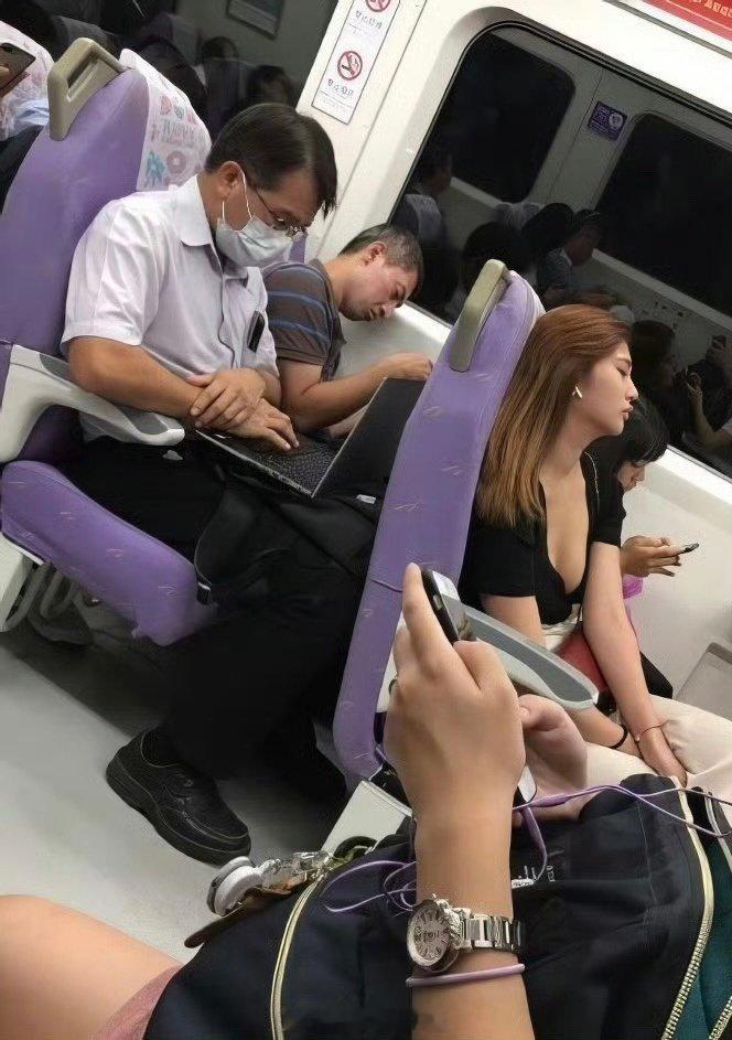 高铁上的有钱人也还在用home键iPhone！ ​