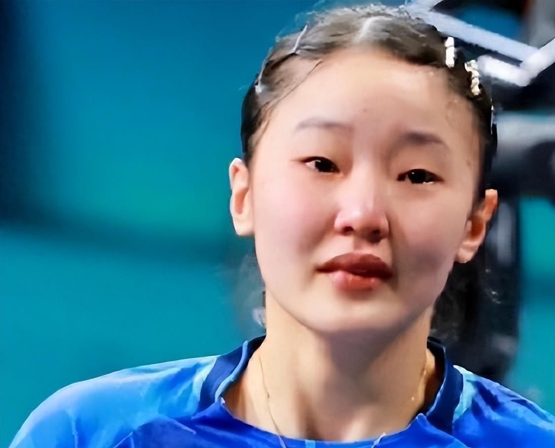 张本美和这回是真敢说啊，赛前放话要包揽亚运四金。主场作战，最近状态也确实不错，信心上来了能理解。
可签表一出来，估计她心里咯噔一下。女单跟王曼昱挤在上半区，混双又撞上莎头组合。国际乒联的数据摆在那，她跟孙颖莎交手十次左右，就赢过一回。这哪是冲金，分明是闯关。
另一边孙颖莎伤愈回来，一句狠话没有，就闷